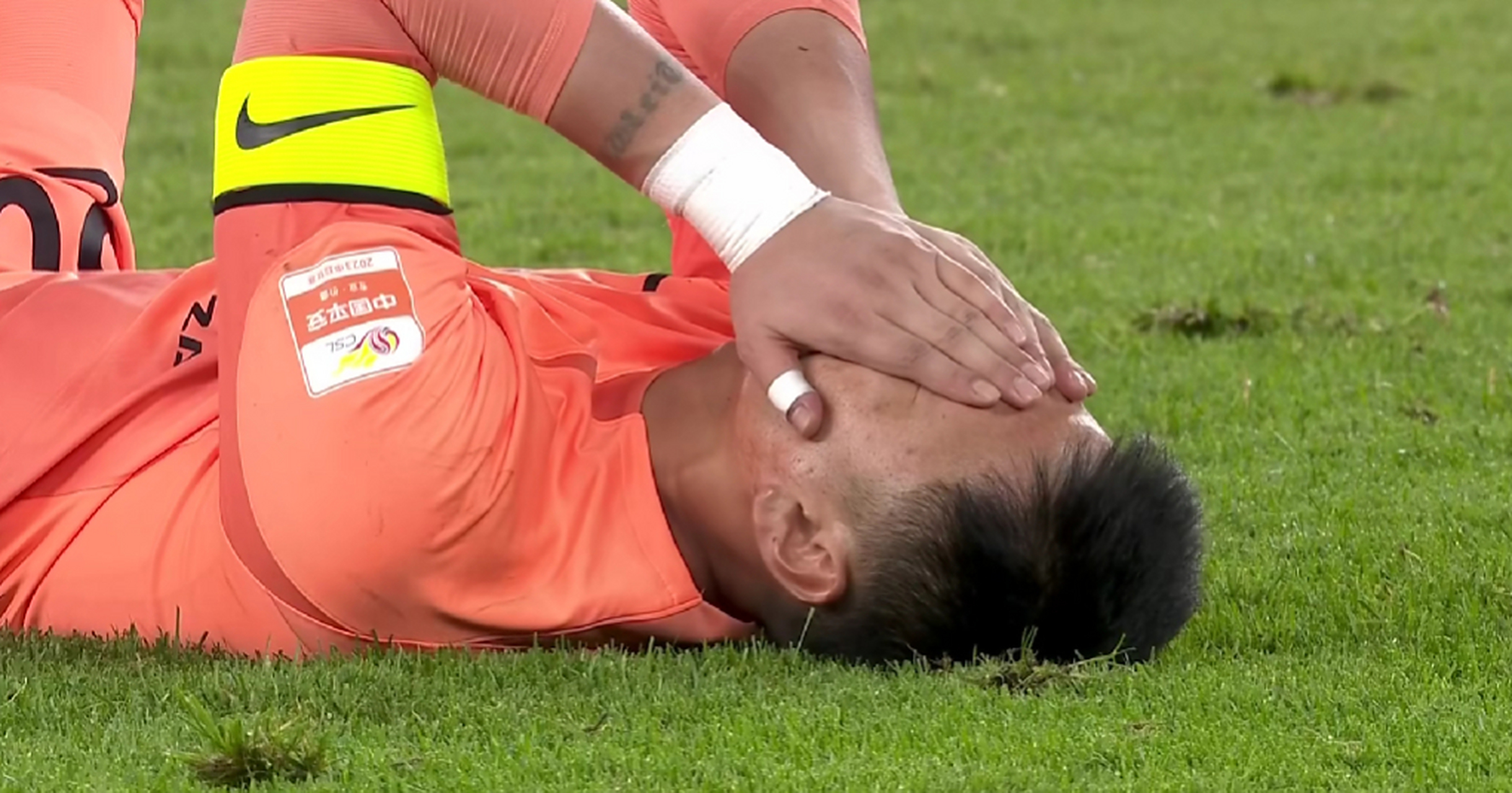 大连一方门将出色扑救，保住球门