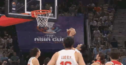 包含裁判员的判罚引发争议，现场气氛紧张的词条