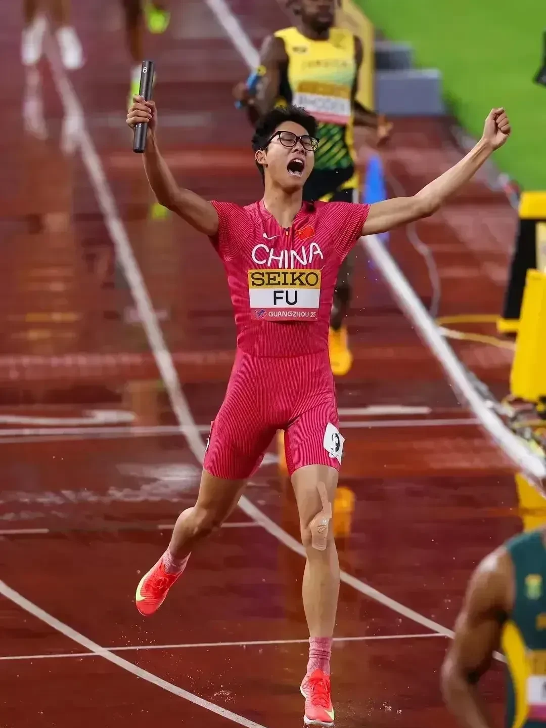 田径比赛中选手跃起飞跃刷新世界纪录