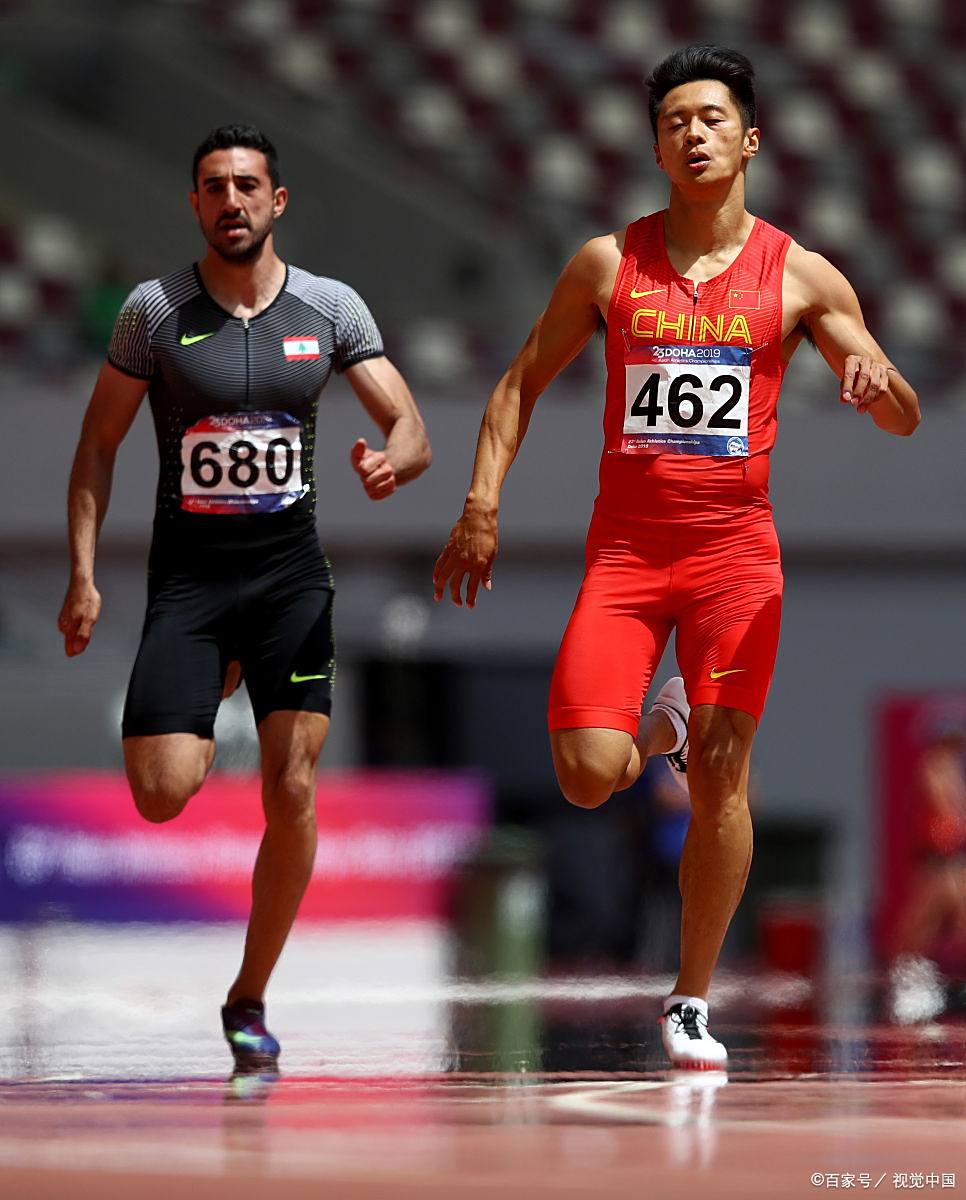 田径比赛中选手跃起飞跃刷新世界纪录