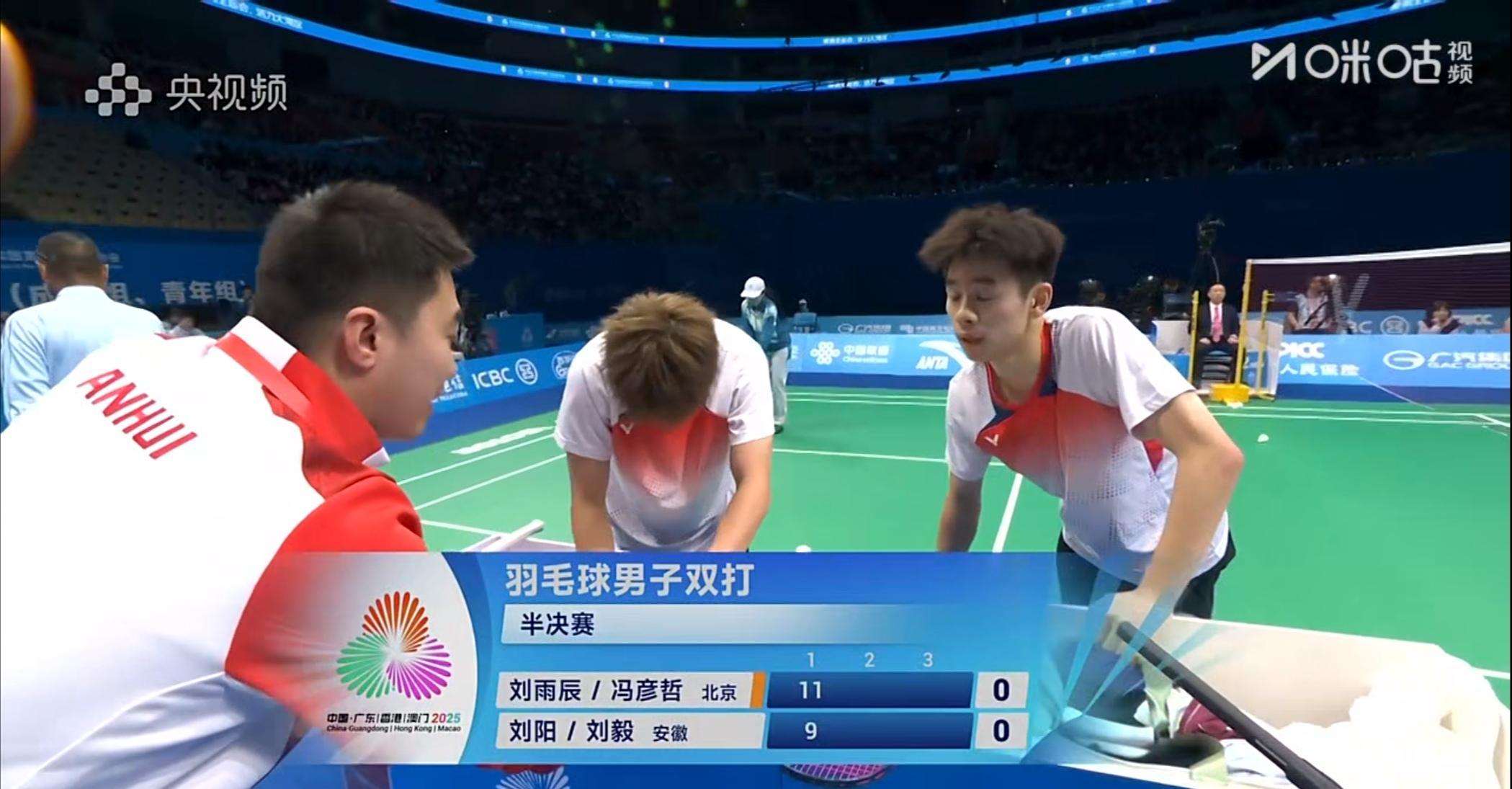 羽毛球男单选手在比赛中实现逆袭