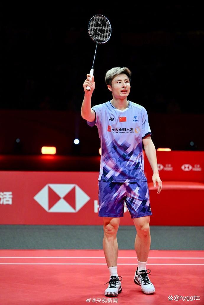 羽毛球男单选手在比赛中实现逆袭